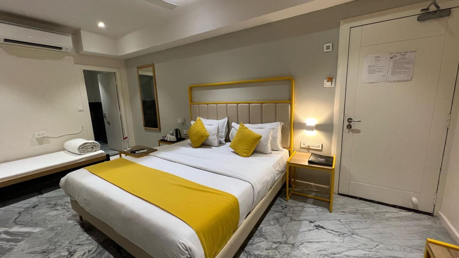Phoenix - Unmatched Comfort Udaipur Esterno foto